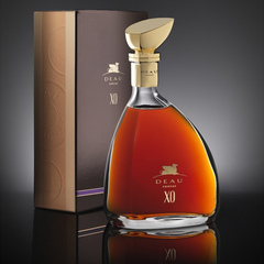 Deau Cognac XO mit Verpackung auf dunklem Hintergrund