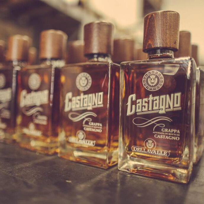 Aufgereihte Flaschen dieser Abfüllung. sepia.