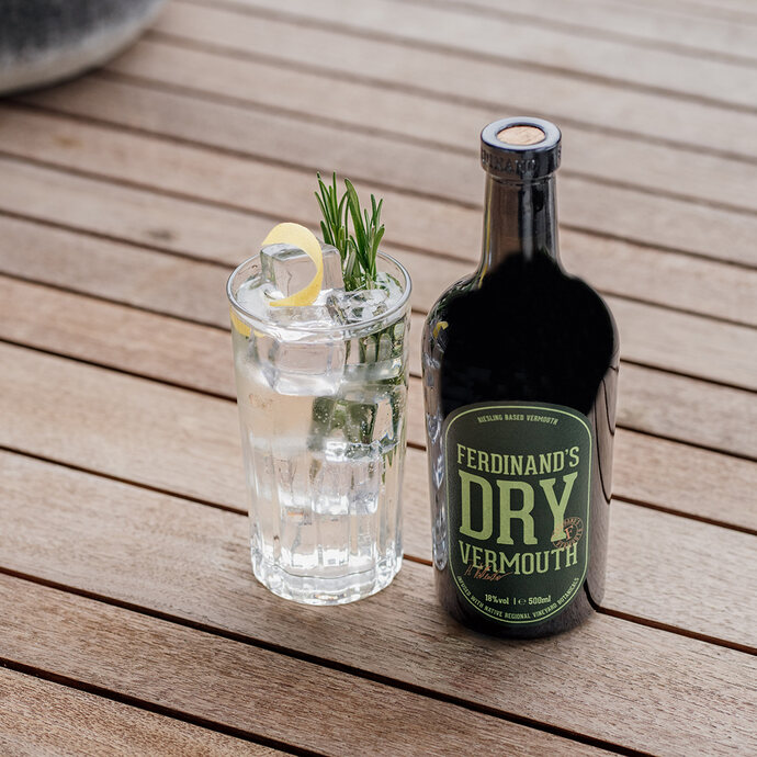 Ferdinand's Dry Vermouth mit Drink auf Gartentisch
