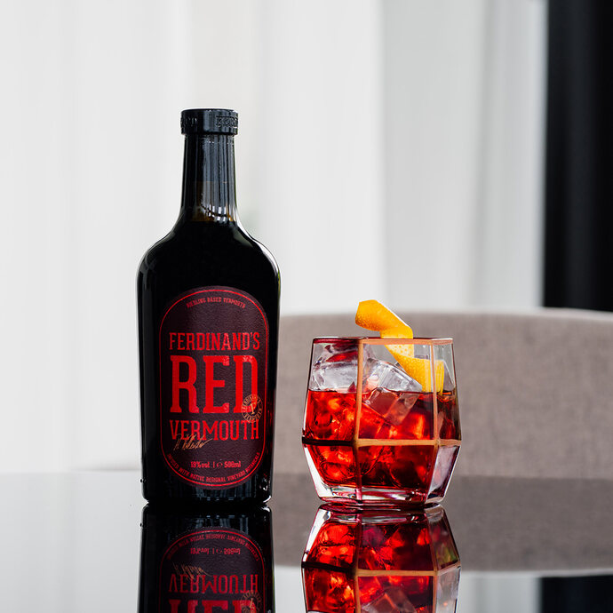 Ferdinand's Red Vermouth mit Drink auf Esstisch