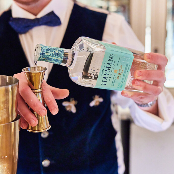 Barkeeper mit Hayman's Old Tom Gin
