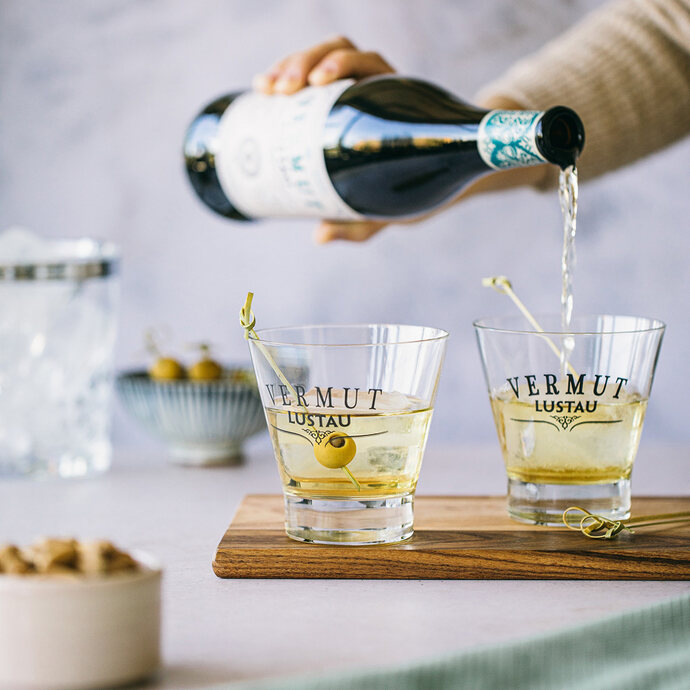 Einen Wermut Lustau Blanco einschenken