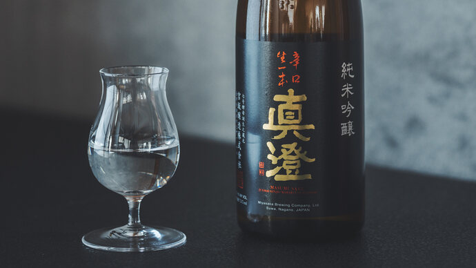 Masumi Karakuchi Kiippon von nahem mit einem Glas Sake.