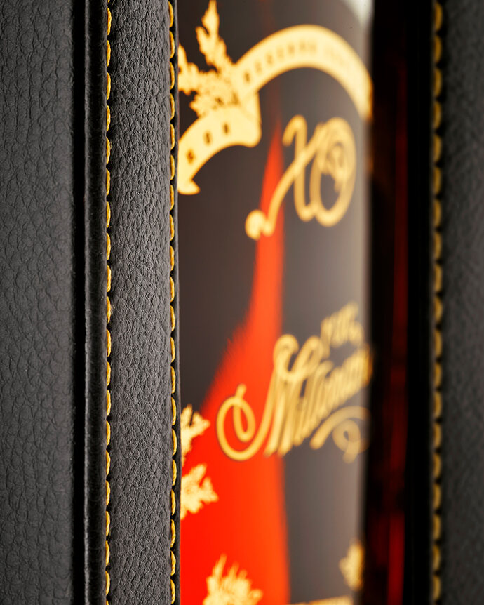 Ron Millonario XO Magnum, Detail von Lederbox