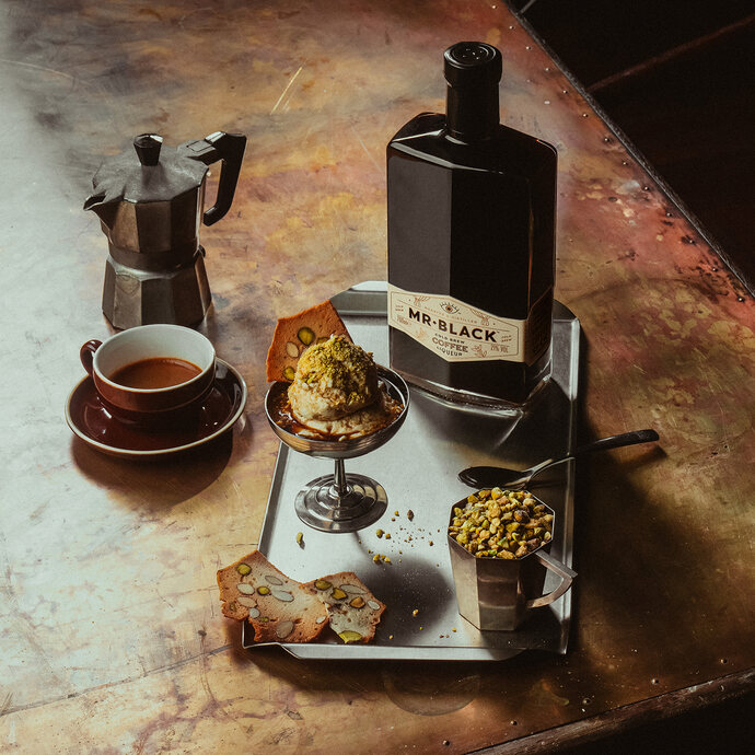 Mr Black Cold Brew Coffee Liqueur mit Affogato und Pistazien.