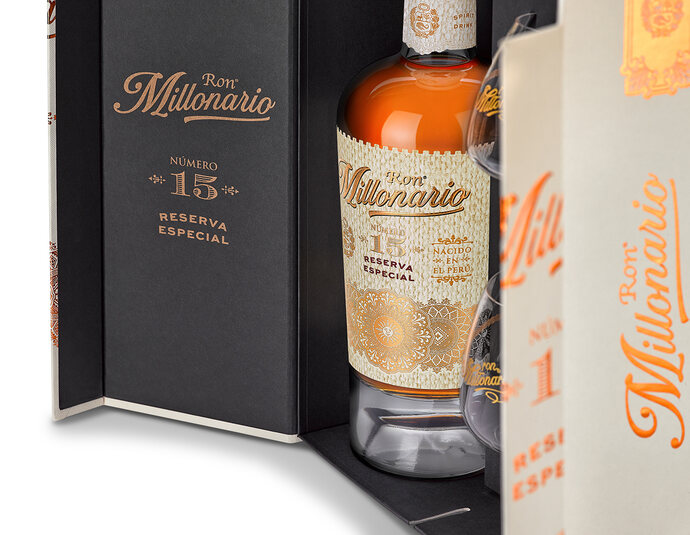 Geöffnete Geschenkverpackung von vorne rechts