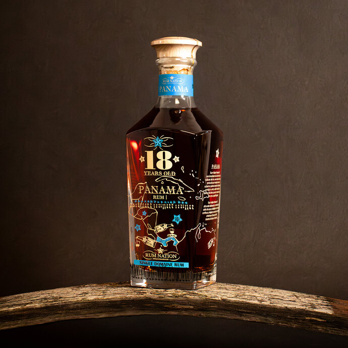 Rum Nation Panama 18 yo auf liegendem Holzfass