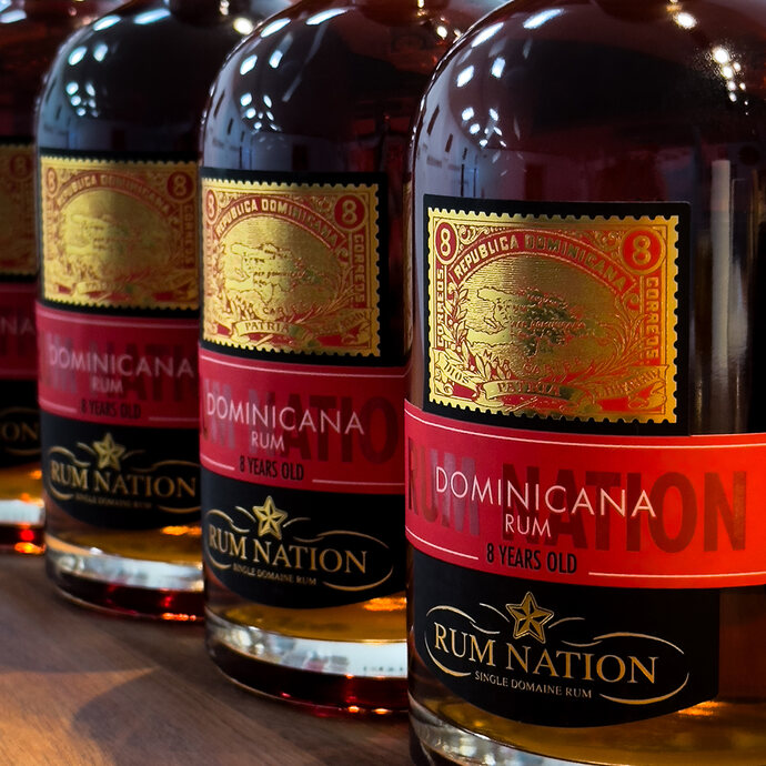 Eine Reihe von Rum Nation Dominicana 8 yo
