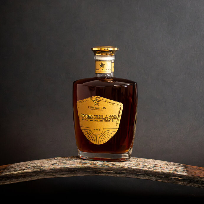 Rum Nation Venezuela XO auf liegendem Holzfass