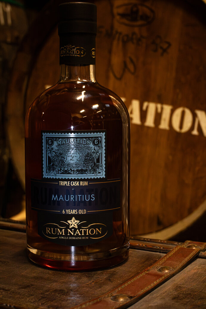 geschlossene Flasche vor Rum Nation Fass