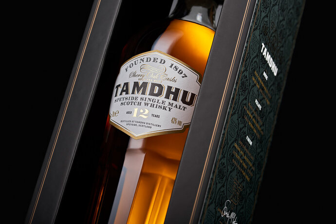 Detailansicht der Flasche in Box