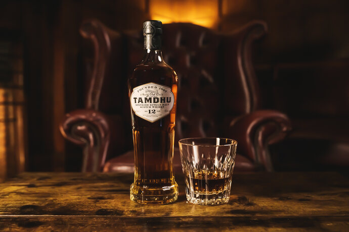 Tamdhu aged 12 years mit Dram auf Salontisch. 